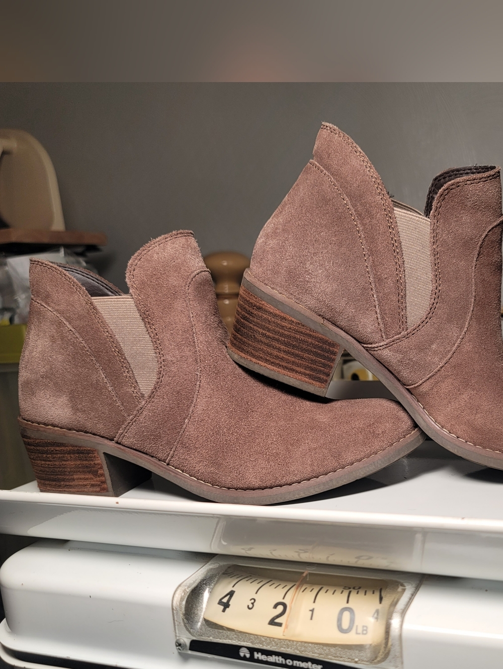 LN. Women's Me Too Taupe Suede Ankle Slip On Booties. Size 7.